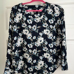 Banana Republic Pleat-Back Blouse in navy and white floral XS extra small